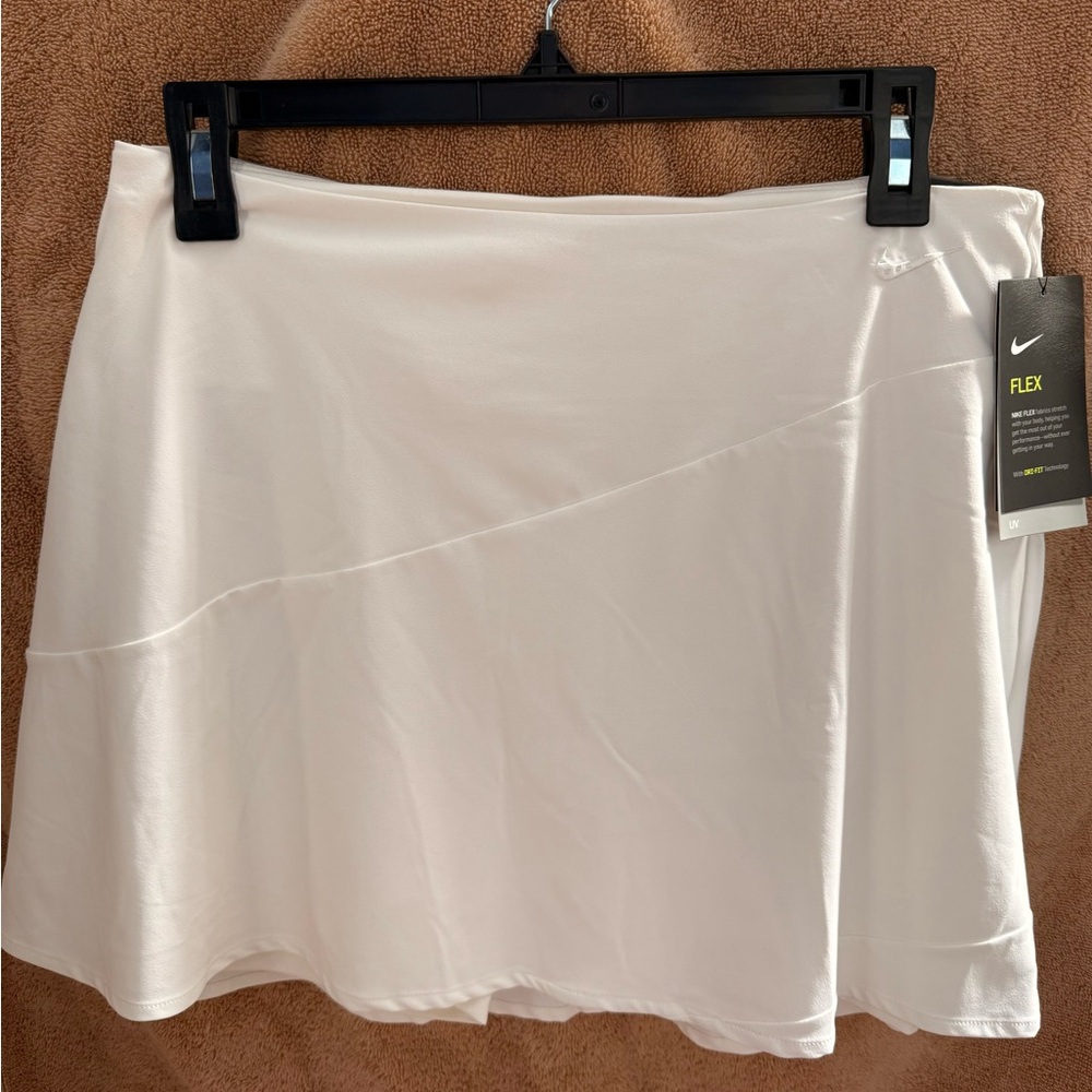 NWT  NIKE Women's GOLF White Skort